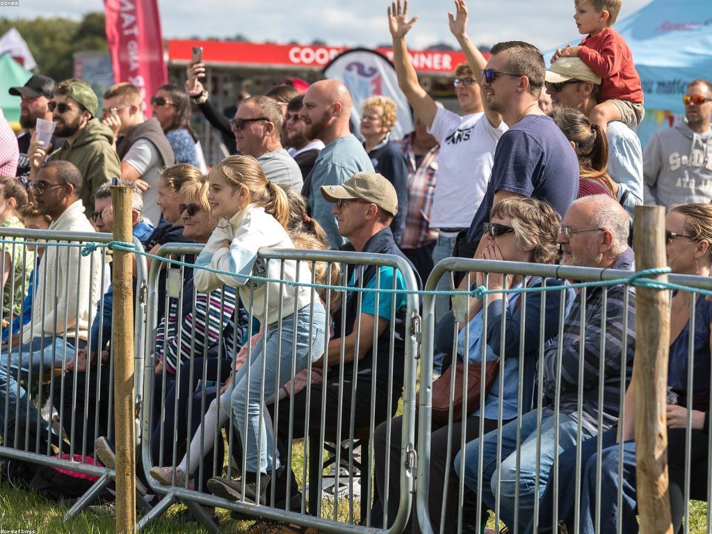 ការប្រកួតនិងពានរង្វាន់: ការសម្គាល់និងការប្រជែង